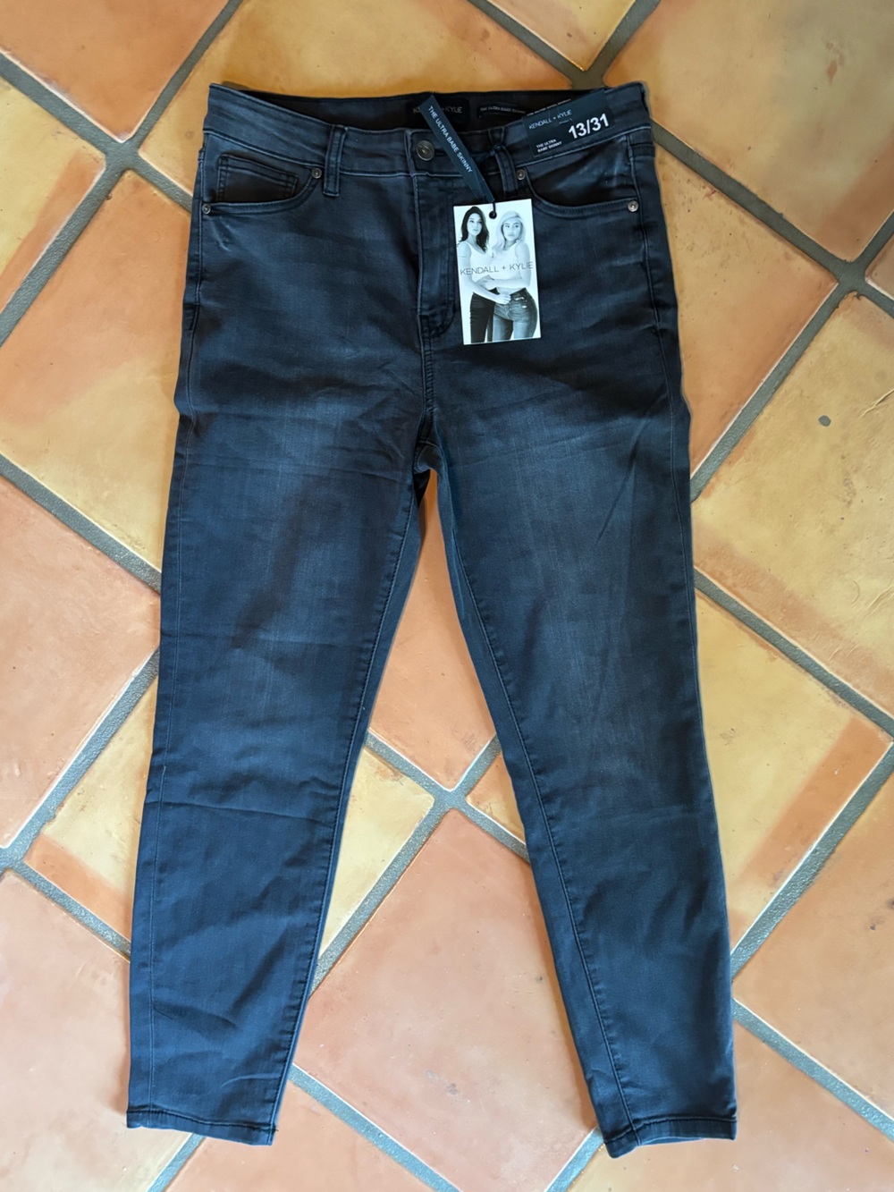 NWT Kendall & Kylie Ultra Babe Skinny Jeans – Black – Size 13/31